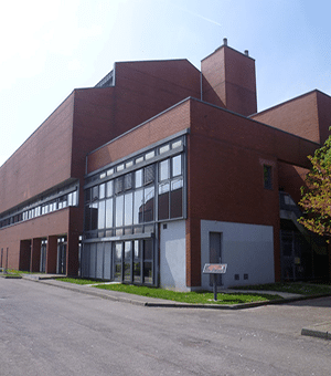 Bâtiment en brique avec grandes fenêtres modernes.